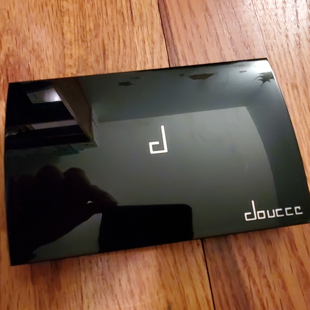 Doucce Freematic eyeshadow pro palette